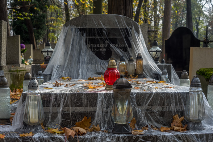 All Saints' Day at Rakowicki Cemetery in Kraków, Poland 2019. A grave is covered with plastic, All Saints' Day in Poland. Image: Michel Meijer