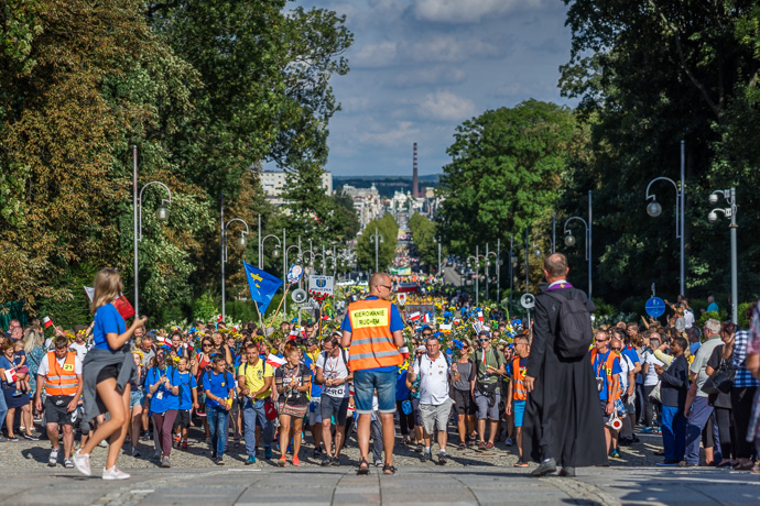 Celebration of Maria ascension in Jasna Góra, Poland 2018. Groups of pilgrims approach the Jasna Góra monastery. Image: Michel Meijer