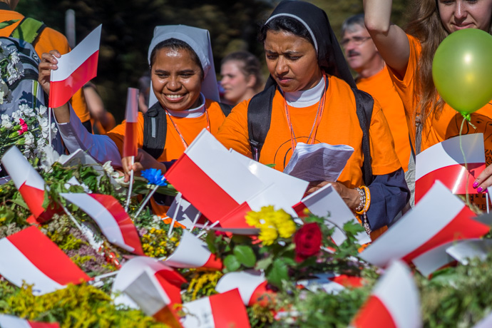 Celebration of Maria ascension in Jasna Góra, Poland 2018. Nuns put Polish flags in bouquets with flowers. Image: Michel Meijer
