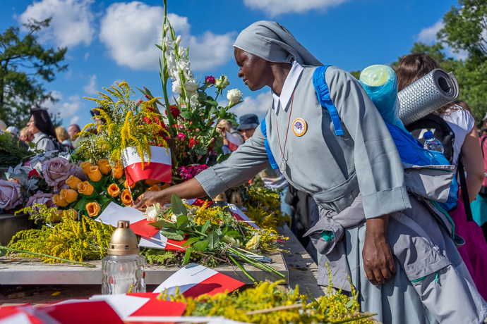 Celebration of Maria ascension in Jasna Góra, Poland 2018. A nun puts a little Polish flag in a bouquet of flowers. Image: Michel Meijer