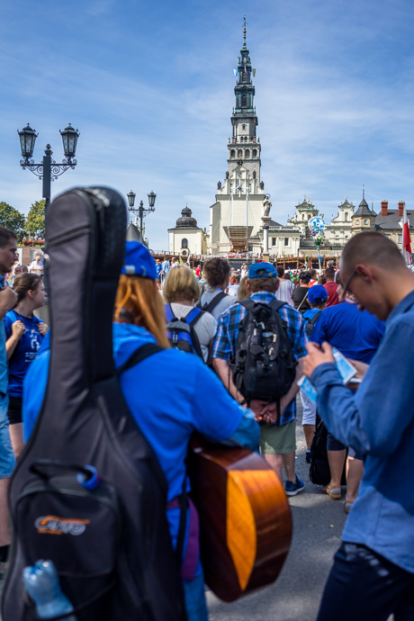 Celebration of Maria ascension in Jasna Góra, Poland 2018. Een groep pelgrims staat voor het klooster Jasna Góra.  Image: Michel Meijer