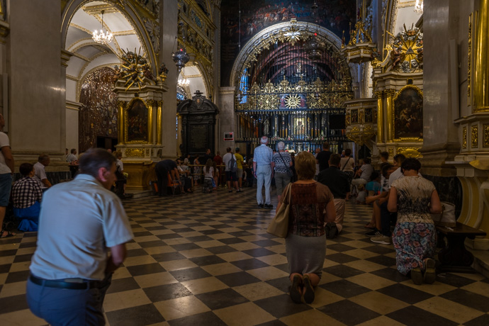 Celebration of Maria ascension in Jasna Góra, Poland 2018. Pelgrims knielen en bidden voor het schilderij Onze Dame van Czestochowa. Image: Michel Meijer