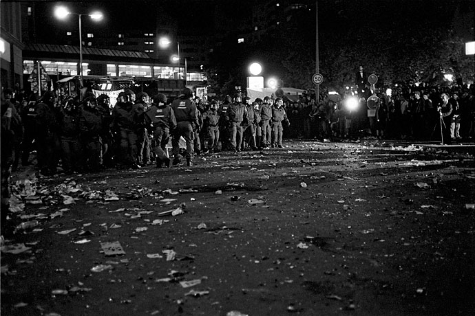 Demonstrators and police face each other on the street. Image: Michel Meijer