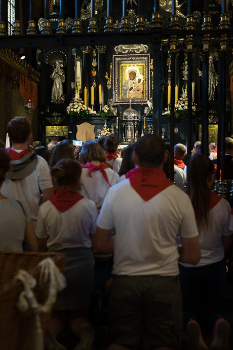 Celebration of Maria ascension in Jasna Góra, Poland 2018. Pelgrims knielen en bidden voor het schilderij Onze Dame van Czestochowa.