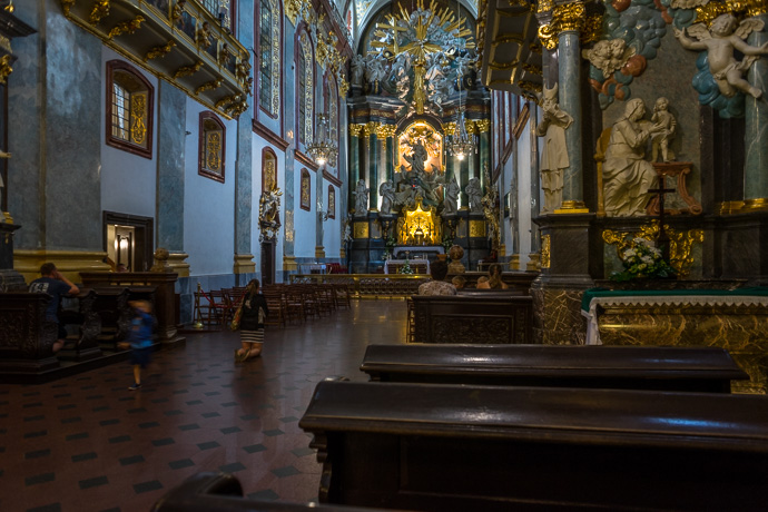 Celebration of Maria ascension in Jasna Góra, Poland 2018. People pray in the basilica of the sanctuary of Jasna Góra. Image: Michel Meijer