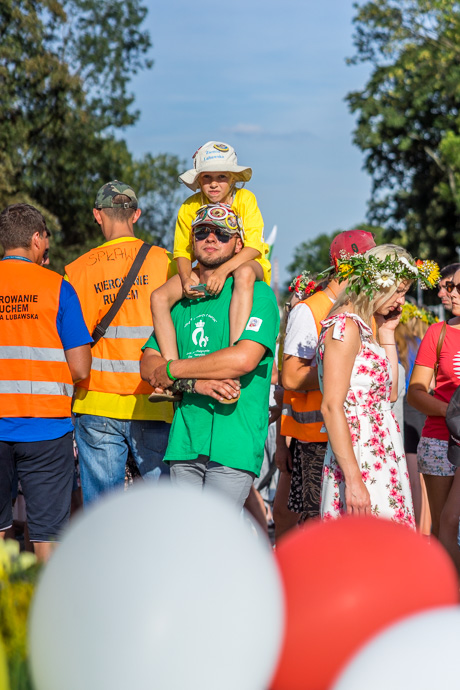 Celebration of Maria ascension in Jasna Góra, Poland 2018. A group of pilgrims waits in front of the pilgrimage site Jasna Góra. Image: Michel Meijer