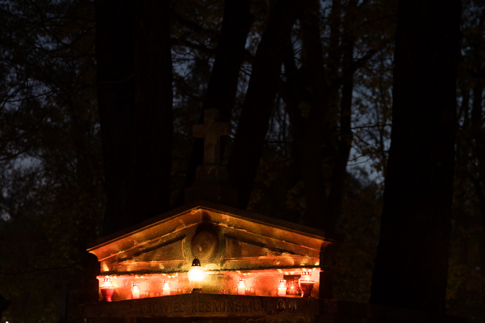 All Saints' Day at Rakowicki Cemetery in Kraków, Poland 2019. A tomb with candles in the evening, All Saints' Day in Poland. Image: Michel Meijer
