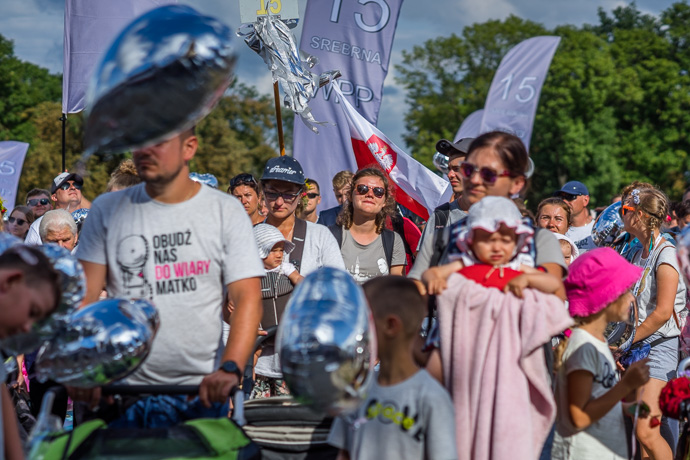 Celebration of Maria ascension in Jasna Góra, Poland 2018. A group of pilgrims stands before the pilgrimage site of Jasna Góra. Image: Michel Meijer