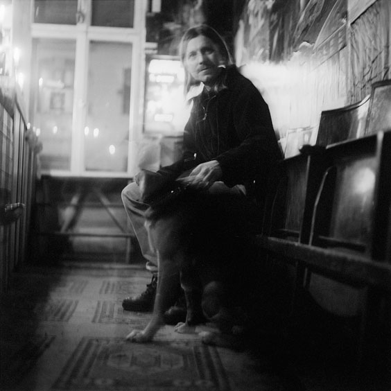 Friday, February 21, 2003. Durchsfenster - The February program 2003 An employee poses with his dog for the photo camera in the reception area of the cinema. Image: Michel Meijer