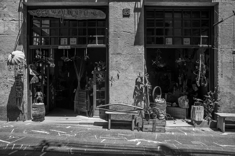 Schwarz-Weiß-Foto einer Ladenfassade in Taragonna, Spanien 2017. Foto: Michel Meijer