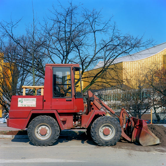 A red Bulldozer in a Berlin street in front of the Philharmonie. Image: Michel Meijer