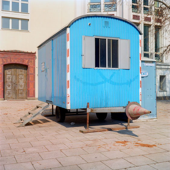 A blue construction site cabin in a Berlin street. Image: Michel Meijer