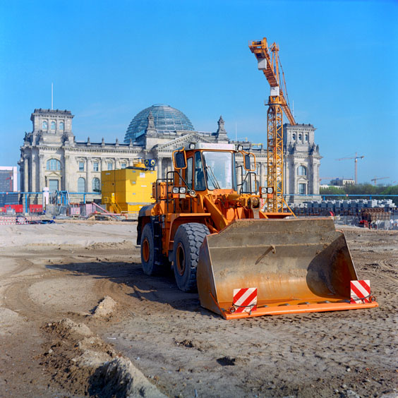 An orange bulldozer in front of the Reichstag in Berlin. Image: Michel Meijer
