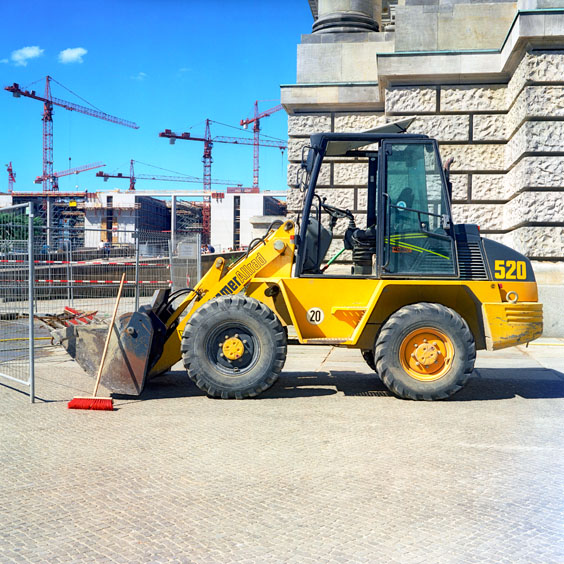 A yellow bulldozer next to the Reichstag in Berlin. Image: Michel Meijer