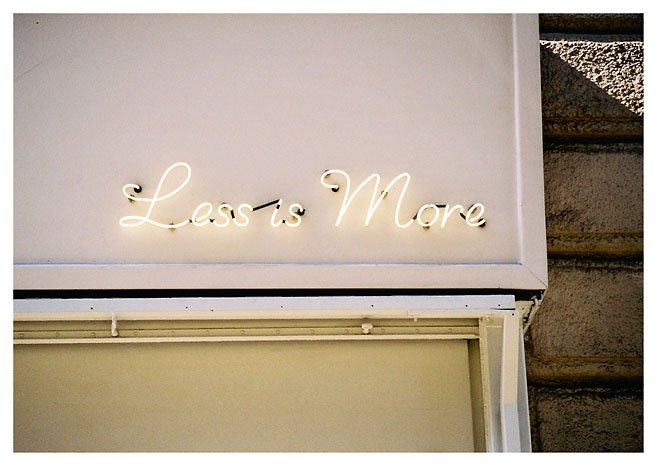 Neonschrift an einer Gebäudefassade. Das Foto wurde von Claudia Rannow aufgenommen.