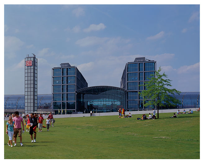 Hauptbahnhof Frontalansicht des Hauptbahnhofs in Berlin. Foto: Radek Dabrowski & Michel Meijer.