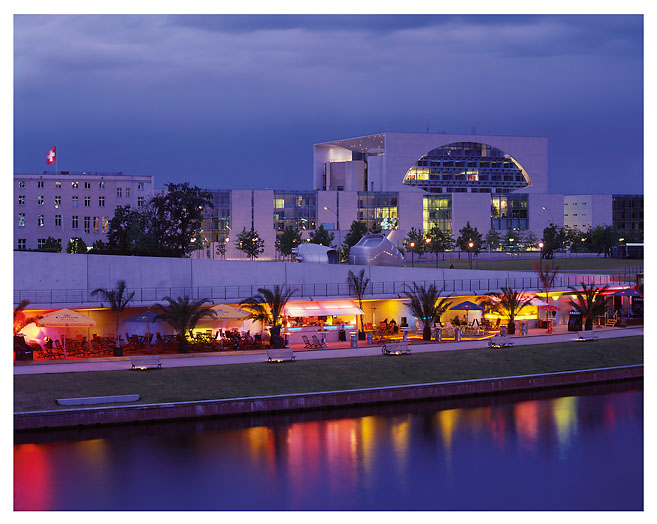 Capital Beach Bar Capital Beach an der Spree in Berlin. Foto: Radek Dabrowski & Michel Meijer.