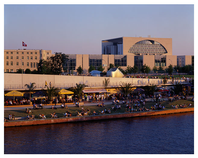 Capital Beach Bar Capital Beach an der Spree in Berlin. Foto: Radek Dabrowski & Michel Meijer.