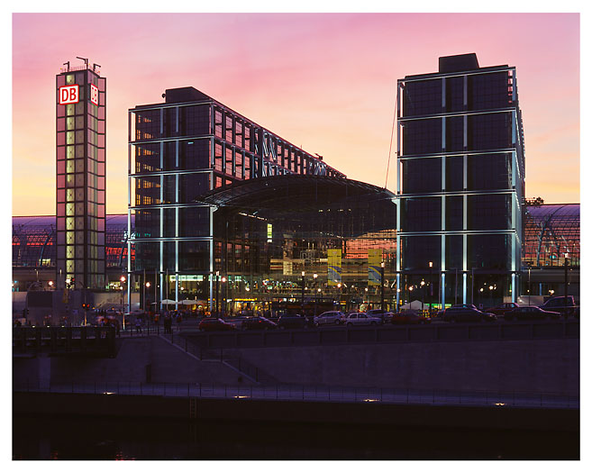 Hauptbahnhof Frontalansicht des Hauptbahnhofs in Berlin. Foto: Radek Dabrowski & Michel Meijer.