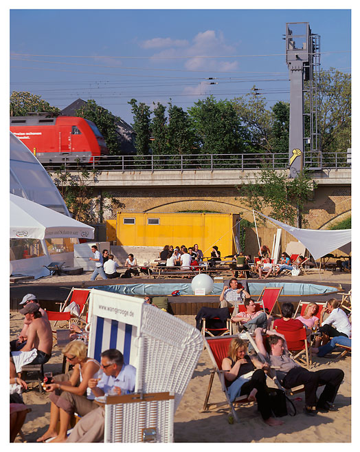 BundesPresseStrand Bar BundesPresseStrand an der Spree im Regierungsviertel von Berlin. Foto: Radek Dabrowski & Michel Meijer.