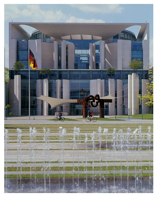 Bundeskanzleramt Vorderansicht des Bundeskanzleramtes in Berlin. Foto: Radek Dabrowski & Michel Meijer.