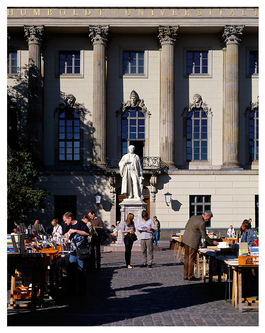 Humboldt-Universität Der Büchermarkt vor der Humboldt-Universität in Berlin. Foto: Radek Dabrowski & Michel Meijer.