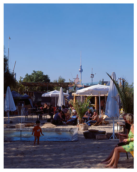 Space Beach Bar Space Beach an der Spree in Berlin - Friedrichshain. Foto: Radek Dabrowski & Michel Meijer.