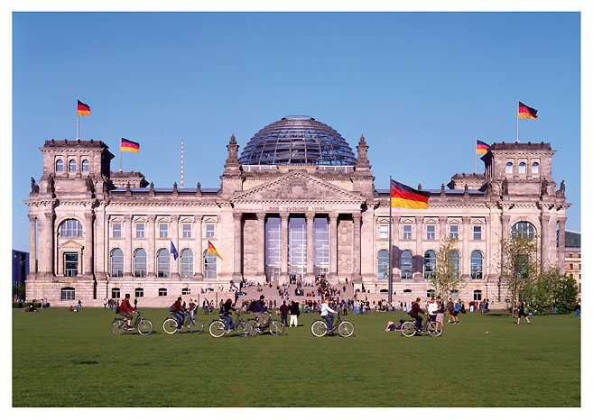 Reichstag Frontalansicht des Reichstagsgebäudes in Berlin - Mitte. Foto: Radek Dabrowski & Michel Meijer.
