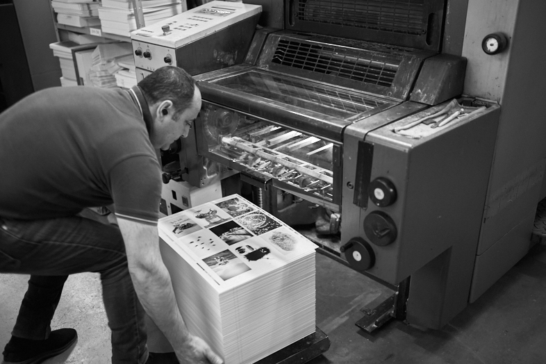 Die fertigen Druckbögen Die fertigen Druckbögen werden aus der Druckmaschine herausgenommen