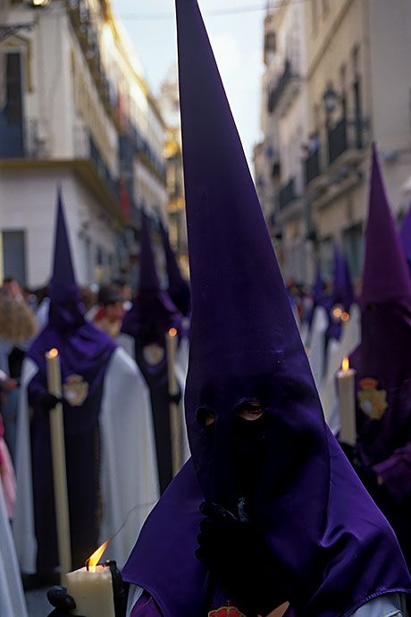 Penitents in traditional costumes with the characteristic hoods are waiting for the procession to progress. Image: Michel Meijer