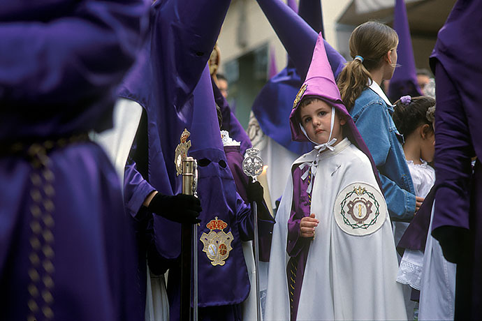 Some children also participate in the procession and even wear the traditional costume of the penitents. Image: Michel Meijer