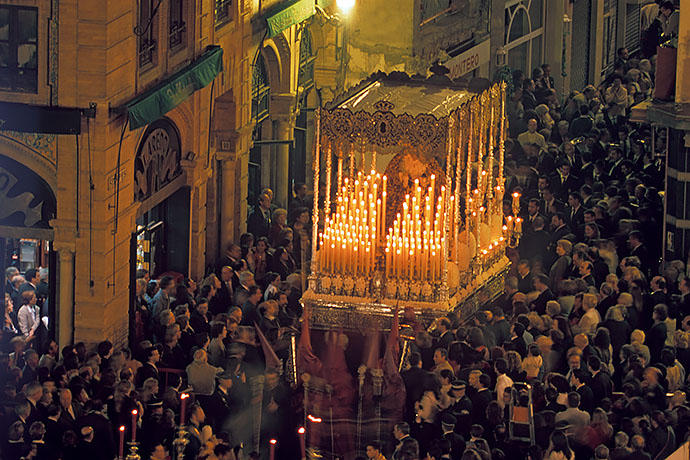 A procession with an altar moves through the crowd in the street. Image: Michel Meijer
