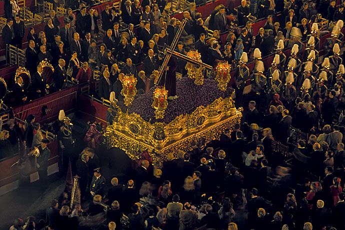 A procession with an altar and a brass band moves across the town hall square between the crowd. Image: Michel Meijer