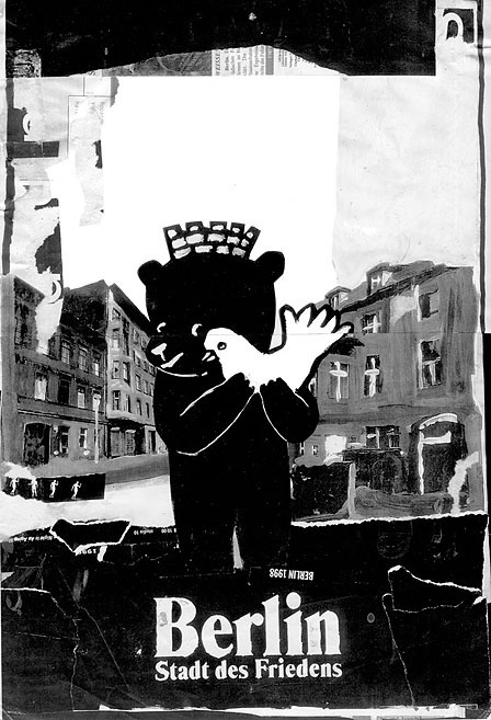 Berlin: Stadt des Friedens. Ein Bär mit einer Friedenstaube in seinen Tatzen in Berlin. Collage: Tim Roeloffs.