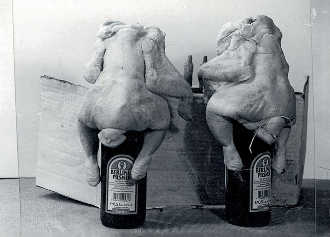 Hühner Zwei geschlachtete Hühner sitzen an der Bar und trinken Bier. Foto: Tim Roeloffs.