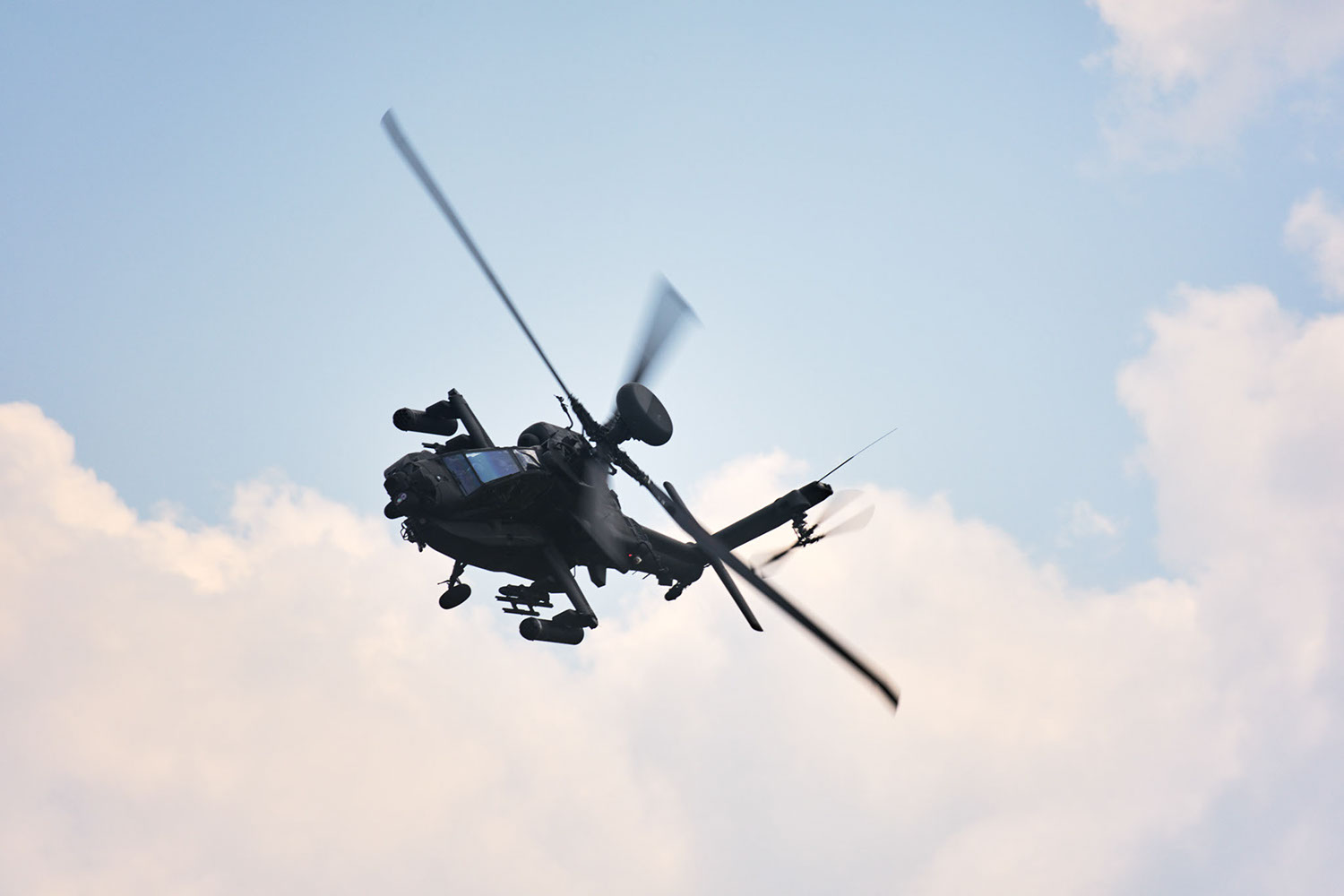 Boeing AH-64 Apache helicopter giving a display, Germany 2016 - image: Michel Meijer