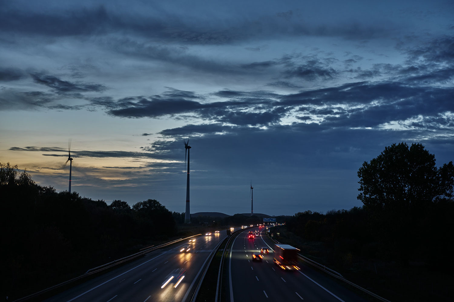 Car traffic passes through the northern Berlin access road in the evening, Germany 2022 - image: Michel Meijer