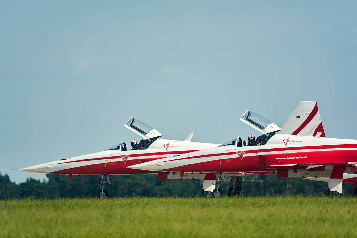 Two Northrop F-5E Tiger II planes of Patrouille Suisse, the aerobatic team of the swiss air force, Germany 2016 - image: Michel Meijer