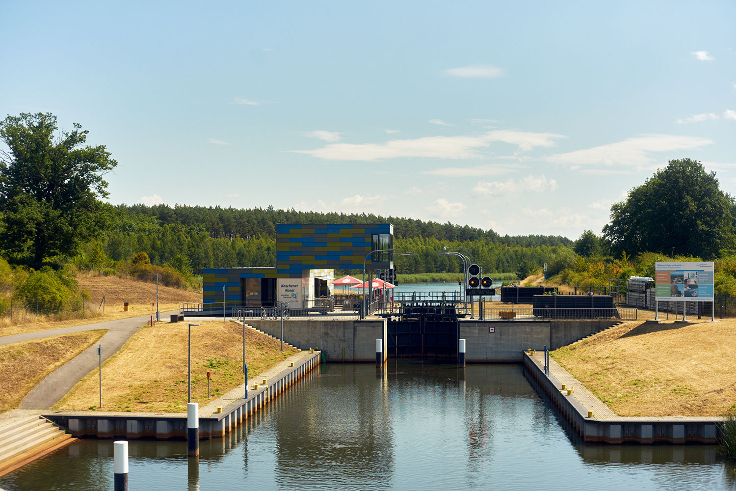 Frankfurter Allee at dusk in Berlin, Germany 2019 - image: Michel Meijer