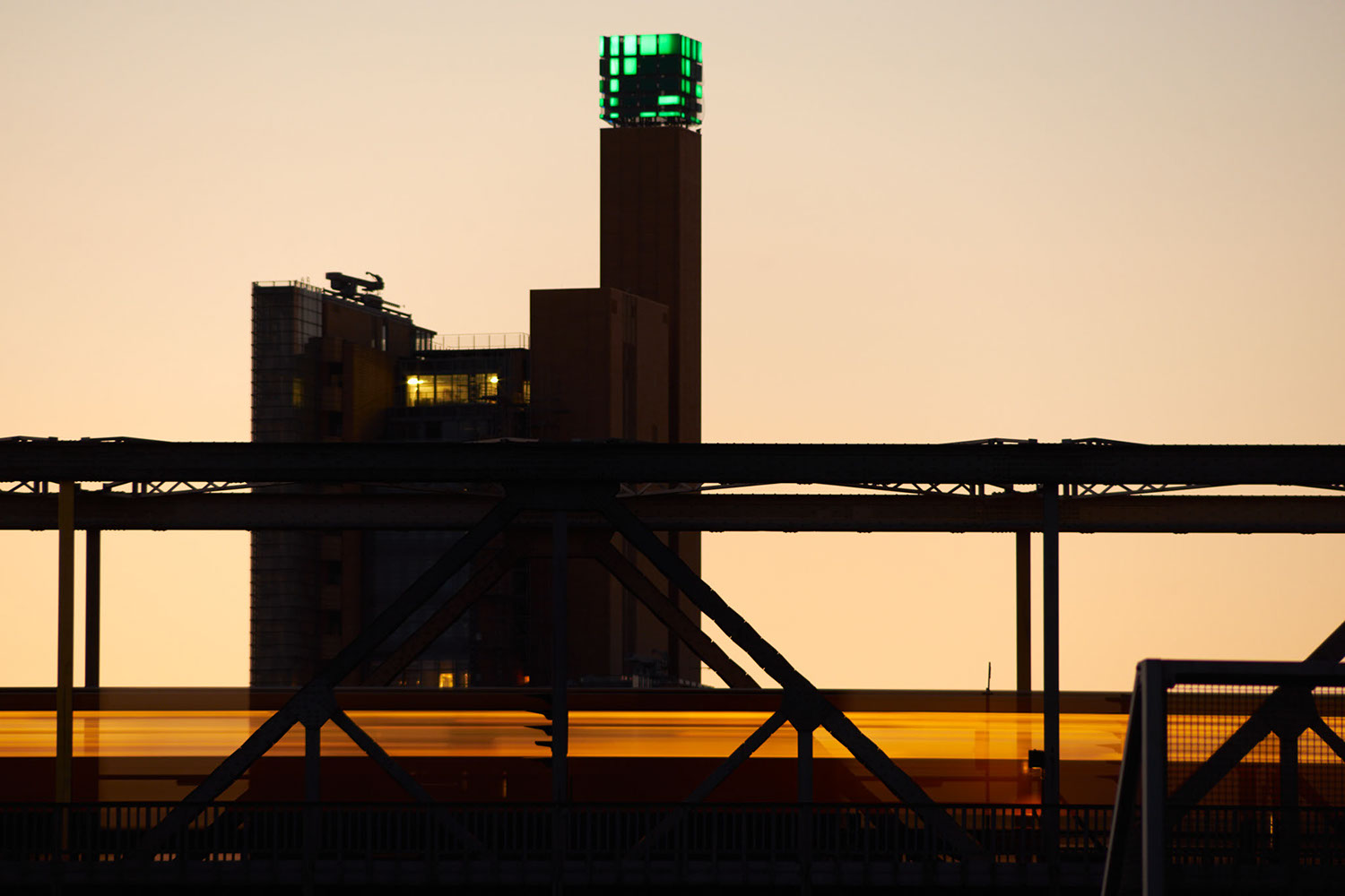 Frankfurter Allee at dusk in Berlin, Germany 2019 - image: Michel Meijer