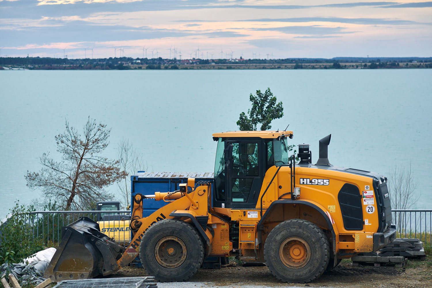 Frankfurter Allee at dusk in Berlin, Germany 2019 - image: Michel Meijer