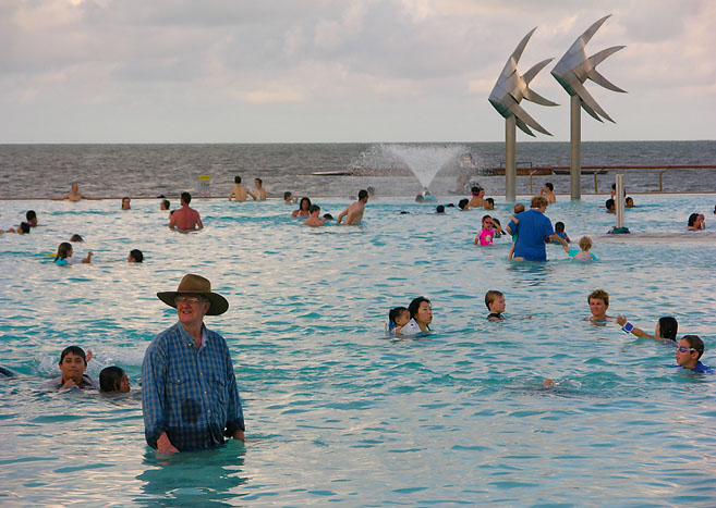Ein Schwimmbad am Meer. Das Foto wurde von Christian Reister aufgenommen.