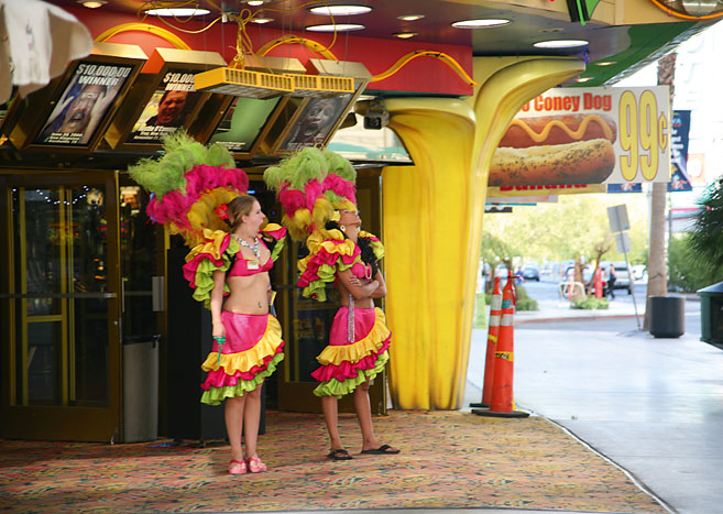 Zwei Animateurinnen in einem Vergnügungspark langweilen sich. Das Foto wurde von Christian Reister aufgenommen.