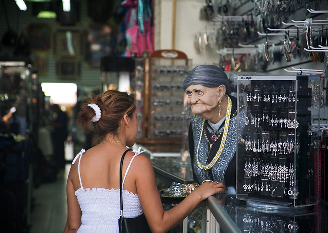 Eine Frau steht im Inneren eines Schmuckgeschäfts. Das Foto wurde von Christian Reister aufgenommen.