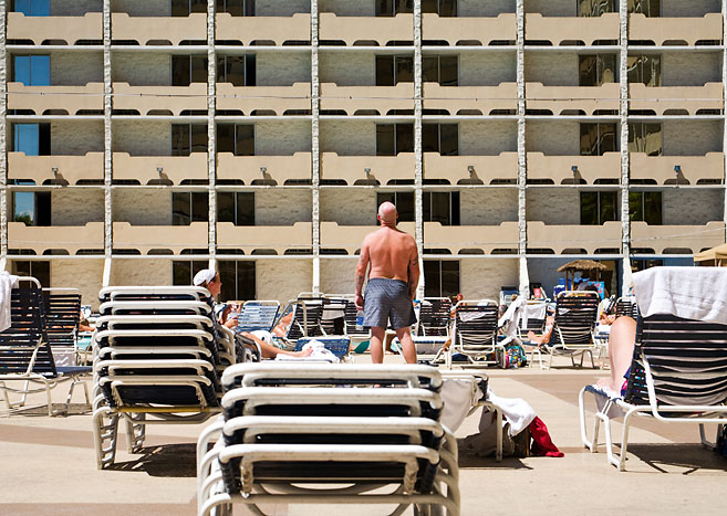 Eine Liegewiese mit Liegestühlen und Gästen in einem Hotel. Das Foto wurde von Christian Reister aufgenommen.