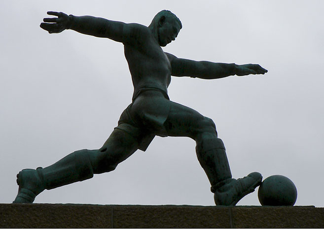 Statue eines Fußballers. Eine Arbeit von Marcel Schock.