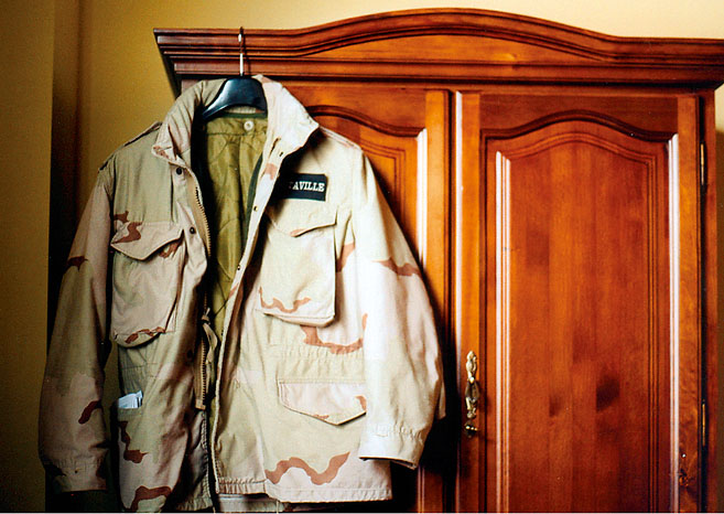 Ein Jacke hängt an einer Wandgarderobe. Eine Arbeit von Marcel Schock.